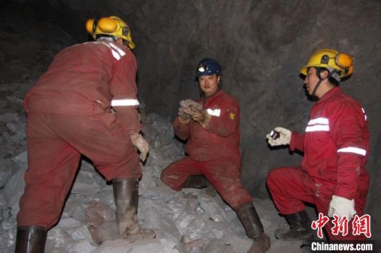 圖為甘肅嘉峪關(guān)酒鋼集團(tuán)鏡鐵山礦工作人員謝生瑞在井下作業(yè)。(資料圖)受訪者供圖
