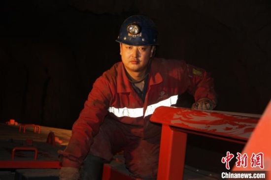 鏡鐵山礦位于祁連山南山山脈中段，是一個高海拔、高山型井下礦山，空氣稀薄，自然條件惡劣。圖為謝生瑞在礦區(qū)。(資料圖)受訪者供圖